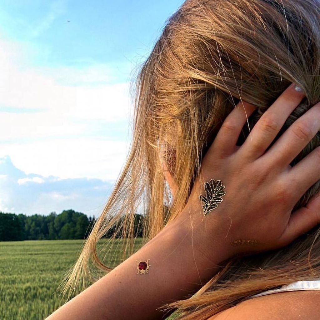Zeltīte Tattoos rada īslaicīgus zelta aksesuārus