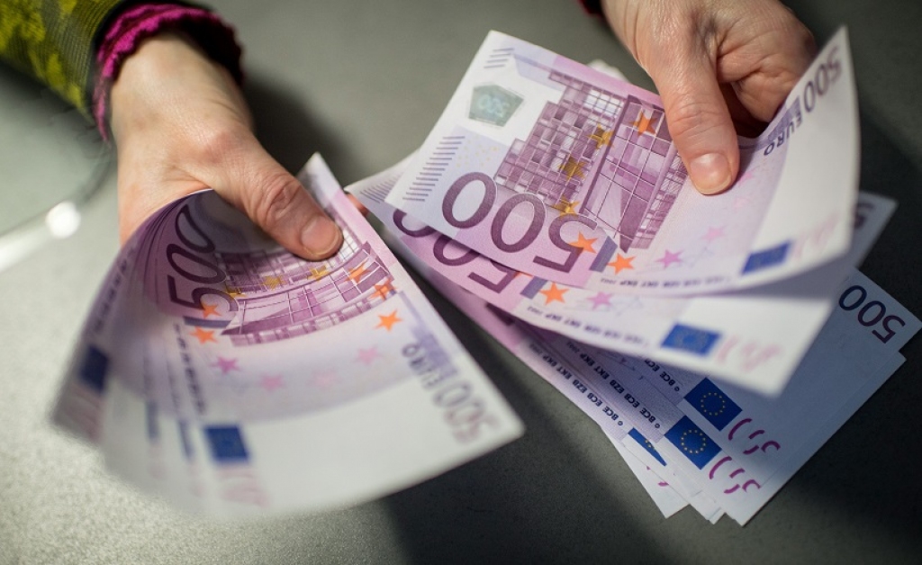 Nepilna gada laikā caur Latvijas bankām plūduši aptuveni 28 miljoni eiro pasaulē lielākā autortiesību pirāta ieņēmumu