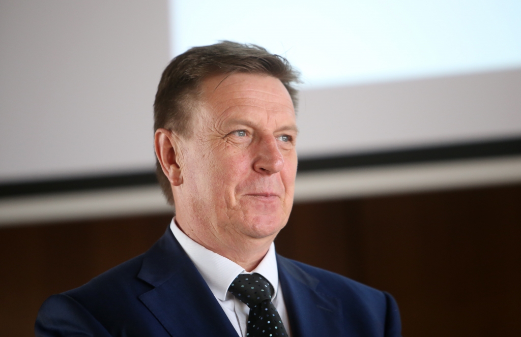 Premjers dosies divu nedēļu atvaļinājumā