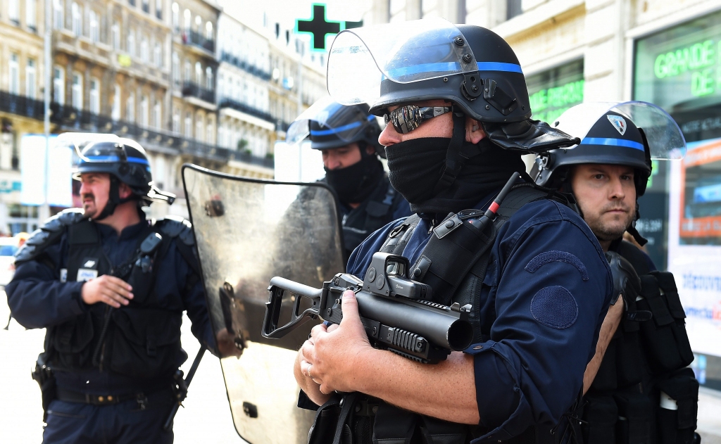 Viens no uzbrucējiem baznīcā bijis policijai zināms islāma ekstrēmists (papildināts 18:31)