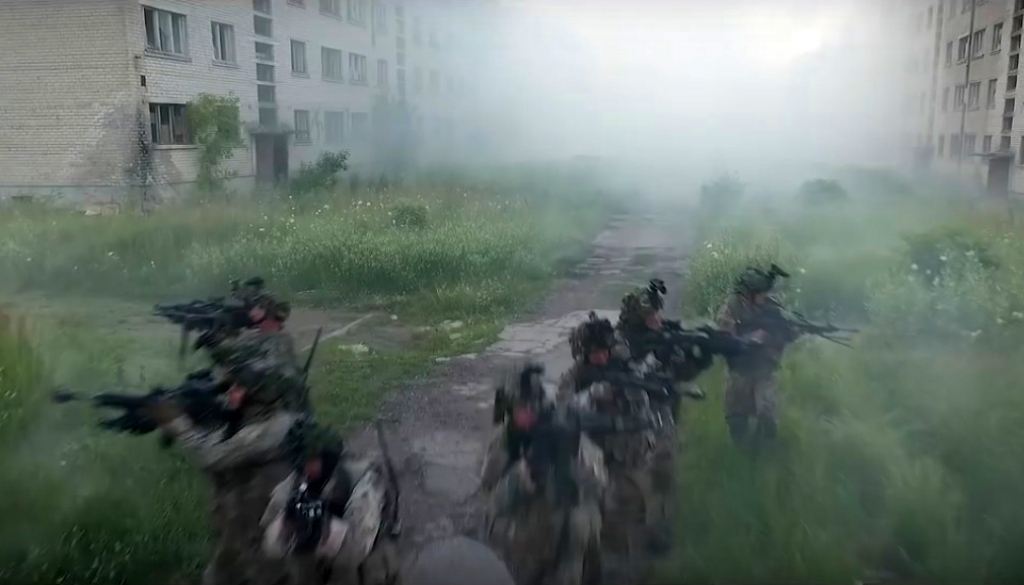 Gluži kā asa sižeta filmā - NBS iespaidīgā video demonstrē kauju apdzīvotā vietā