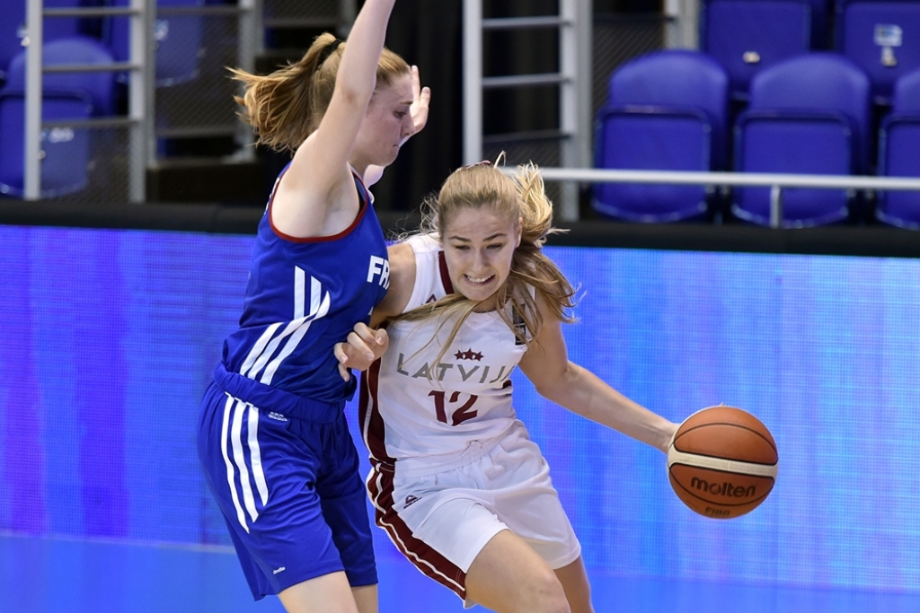 Latvijas U-18 basketbolistes EČ pusfinālā piekāpjas Francijai