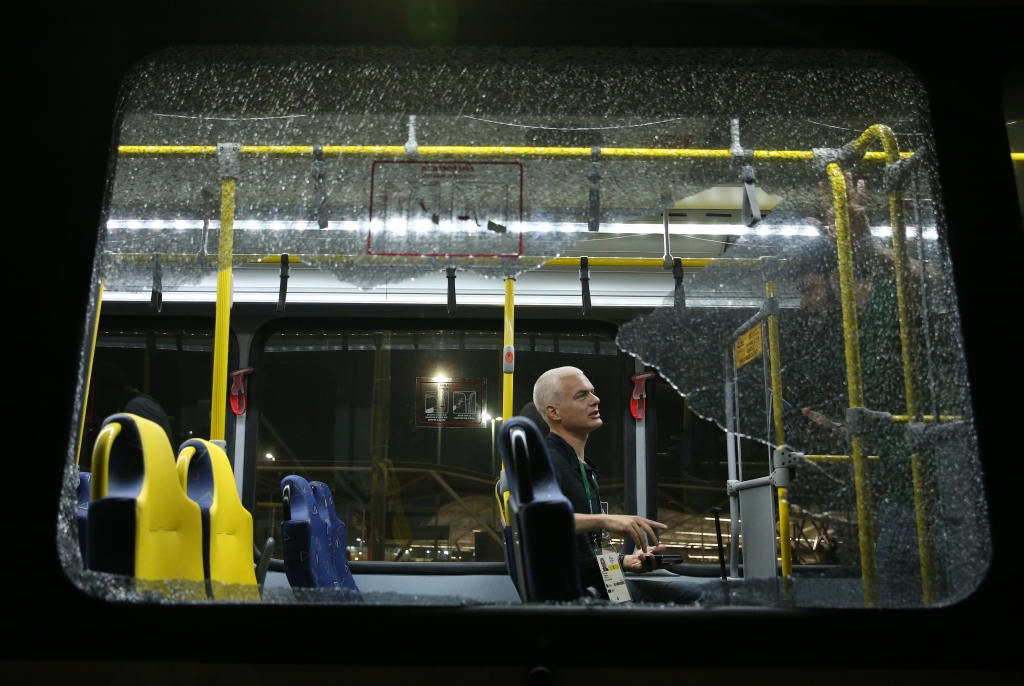 Riodežaneiro olimpiskajās spēlēs noticis bruņots uzbrukums žurnālistu autobusam (papildināts 9:10)