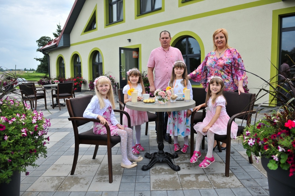 Četru meiteņu vecāki īstenojuši vēl vienu sapni