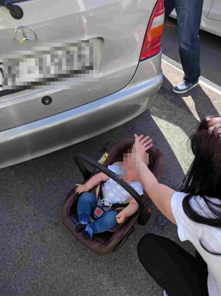 Policisti izglābj zīdaini no pārkaršanas automašīnā; vecāki par izsistu stiklu draud ar tiesu darbiem