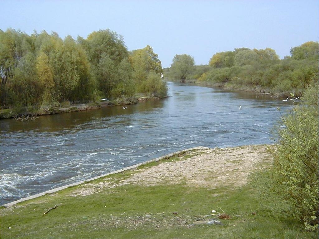 Pļaviņu ugunsdzēsēji glābēji Aiviekstes upē izglābj divus makšķerniekus