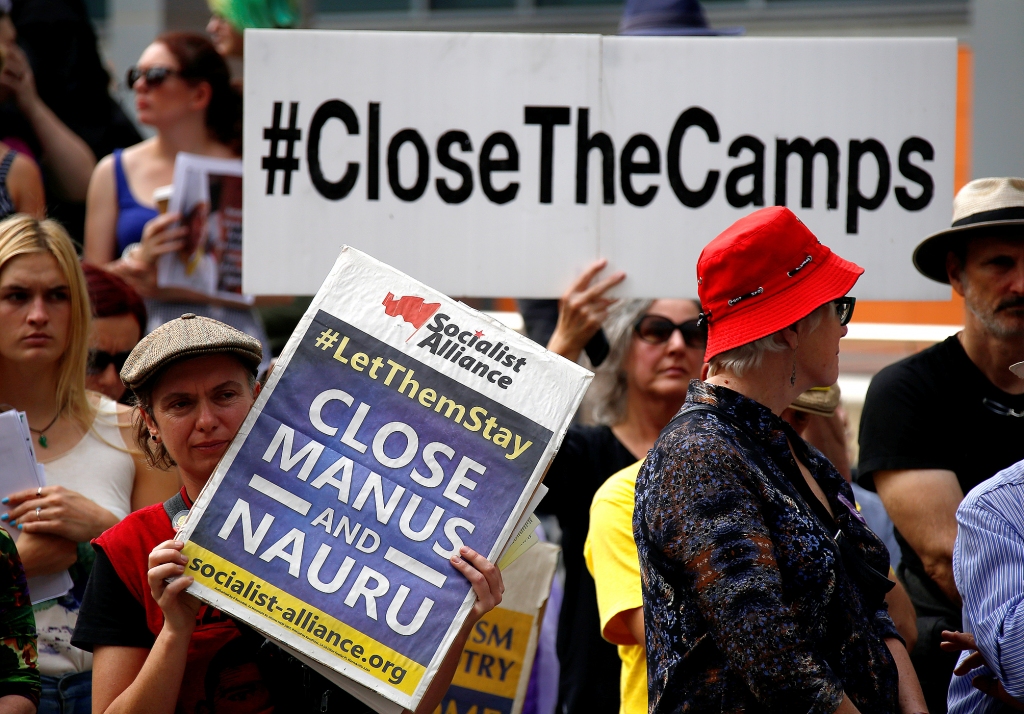 Austrālija slēgs daudz kritizēto migrantu centru
