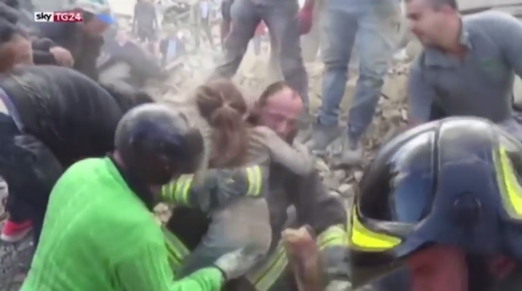 VIDEO: Itālijā 17 stundas pēc zemestrīces izglābta 10 gadus veca meitene