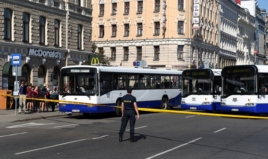 Policija uzspridzina aizdomīgu somu 13.janvāra ielā (papildināts 18:09)