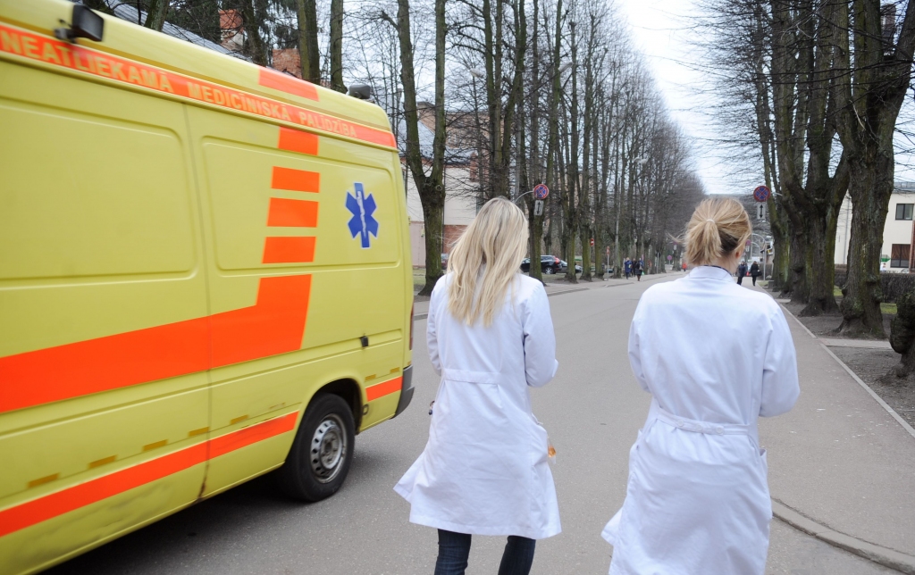 Medicīnas darbinieki izvēlas vieglāko un ienesīgāko ceļu 