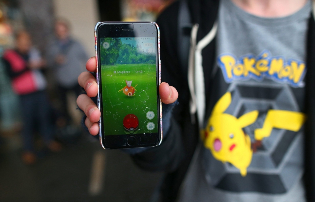 Norvēģijas premjerministre parlamenta sēdes laikā mēģina ķert pokemonus