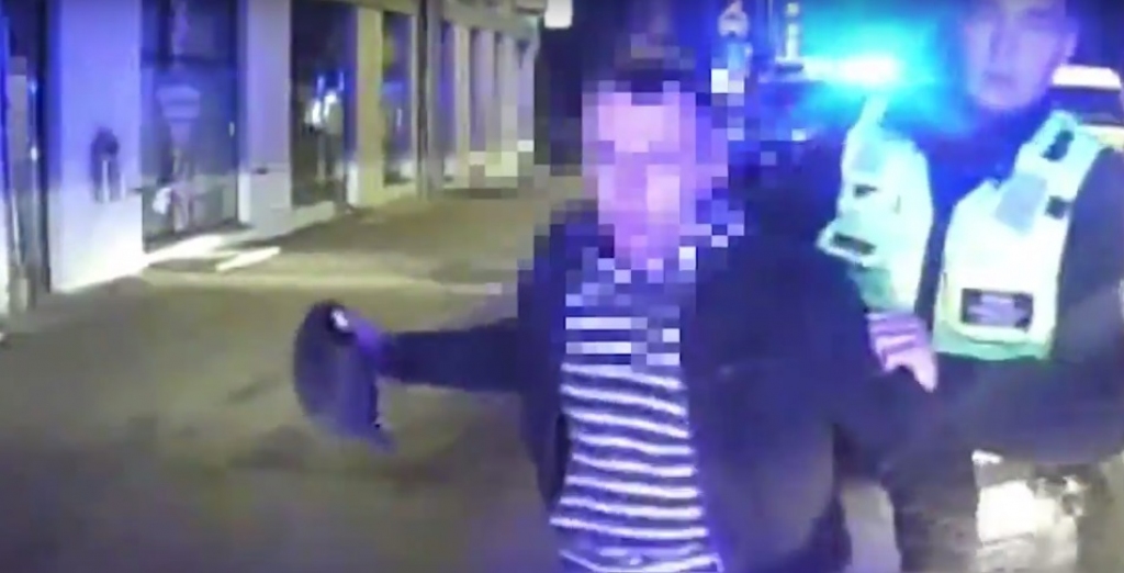 VIDEO: Policisti pēc pakaļdzīšanās aiztur autovadītāju narkotiku reibumā