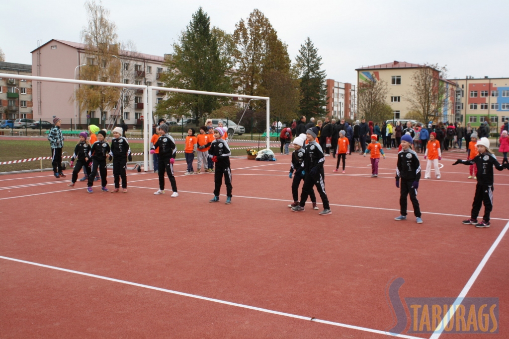 Atklāts pārbūvētais skolas stadions 