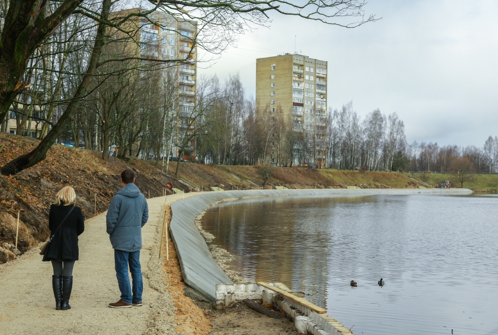 FOTO: Juglas promenādes izbūves darbi