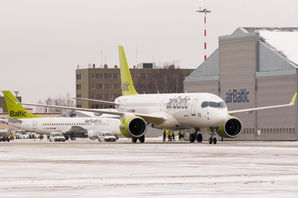 FOTO: Rīgā sagaida pasaulē pirmo Bombardier CS300 lidmašīnu