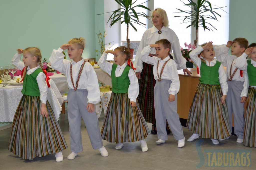 Video — vecmāmiņas dejo valsi Aizkrauklē notikušajā pirmajā vecmāmiņu konkursā