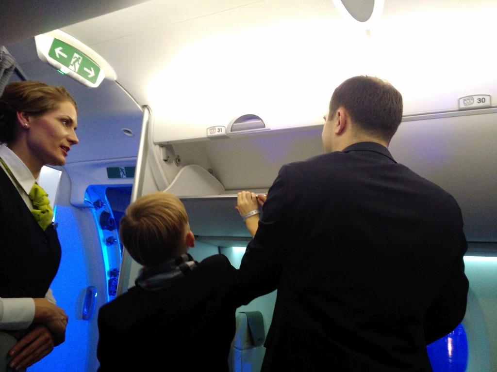 FOTO, VIDEO: airBaltic prezentē pasaulē pirmo CS300 lidmašīnu