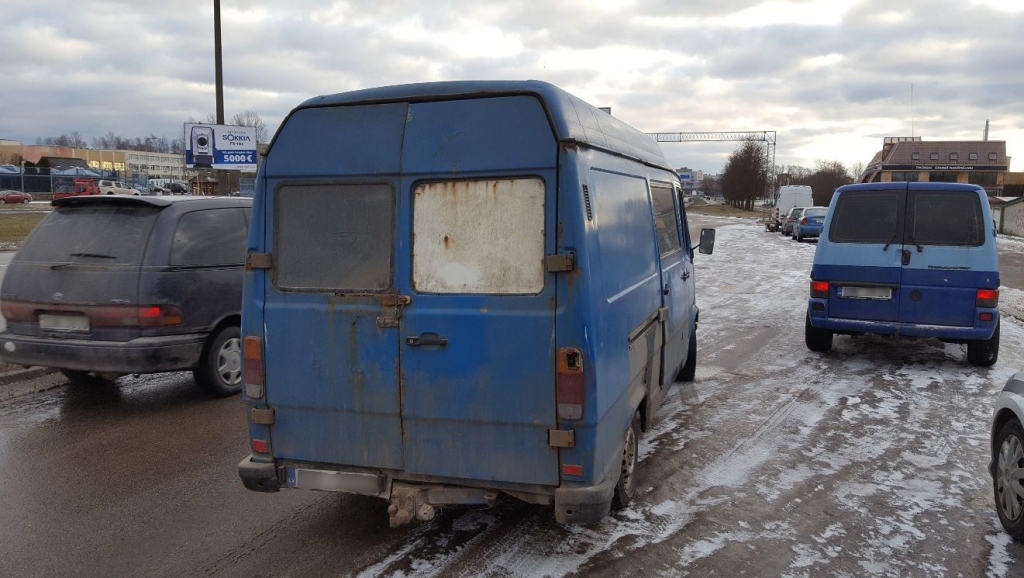 Pārbaude uz ceļa: konstatē būtiskas un nepieņemamas neatbilstības auto tehniskajā stāvoklī