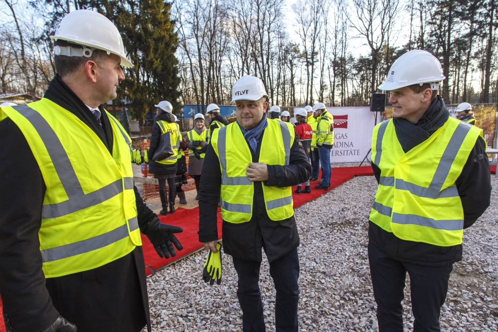 RSU jaunās dienesta viesnīcas pamatos iemūrē kapsulu 