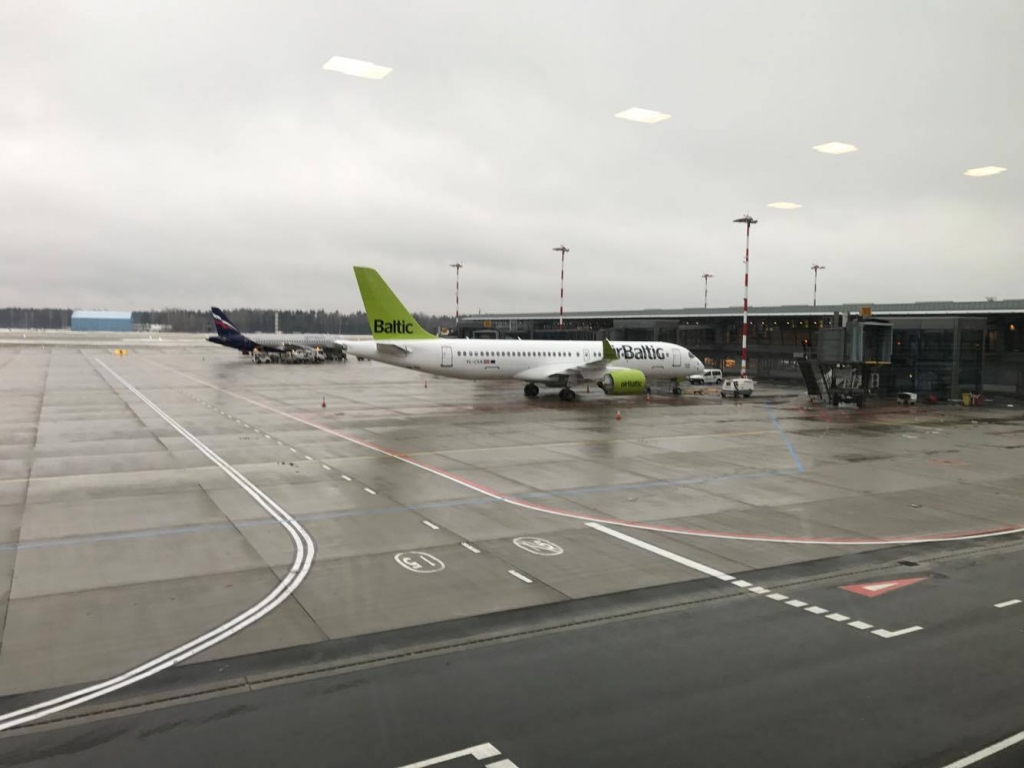 FOTO: AirBaltic jaunā lidmašīna Bombardier CS300 dodas pirmajā komerciālajā reisā