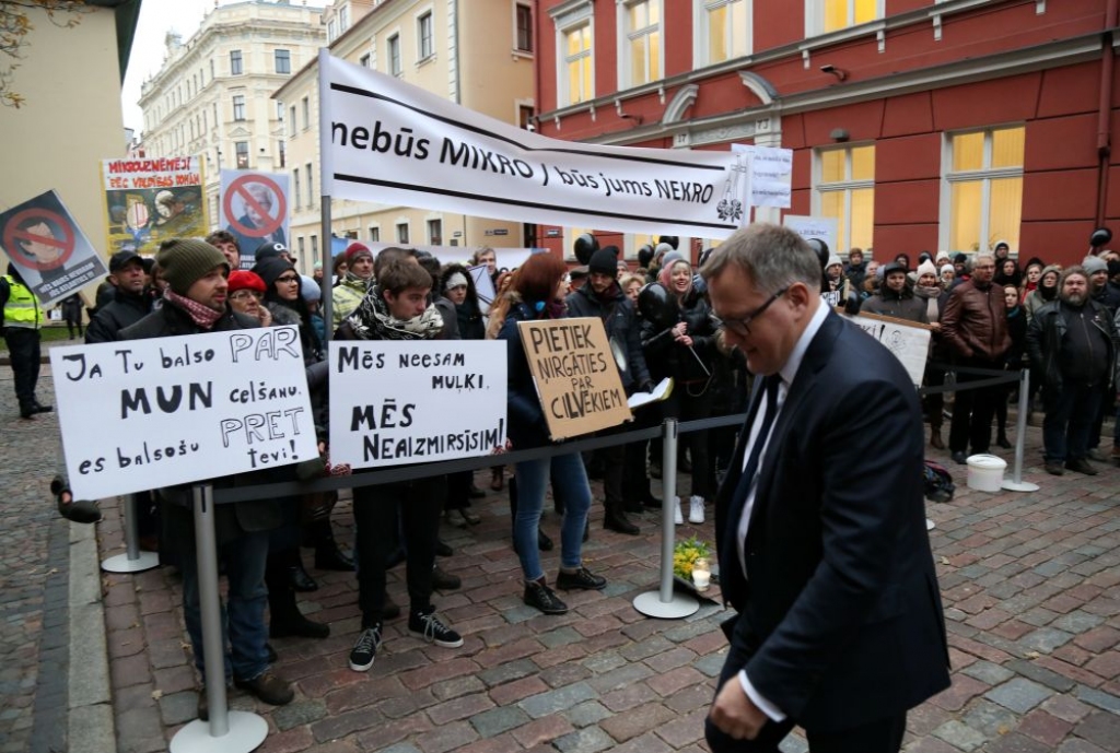 Parlaments ar opozīcijas balsīm konceptuāli atbalsta MUN paaugstināšanu līdz 15% un atteikšanos no minimālajām sociālajām iemaksām