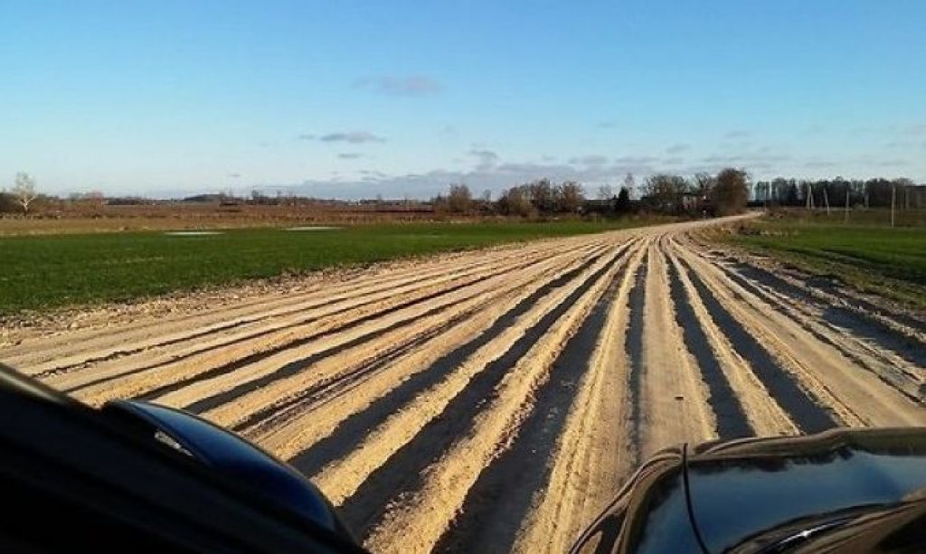 Bauskas novadā ceļš līdzinās uzartam laukam