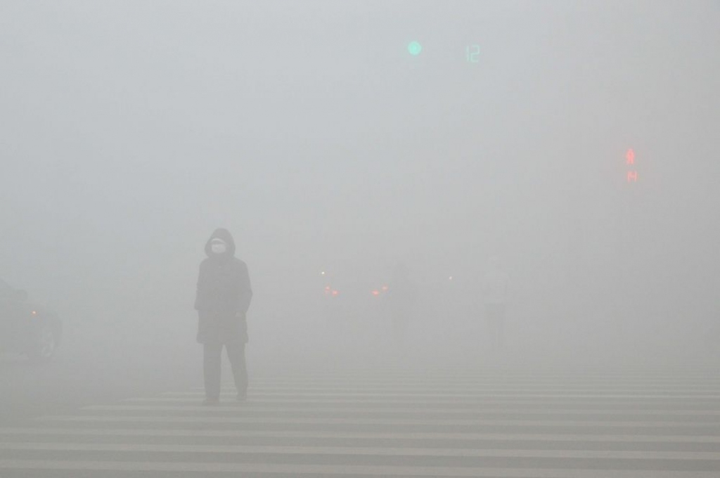 Ķīnas smoga visvairāk skartā pilsēta sākusi slēgt skolas