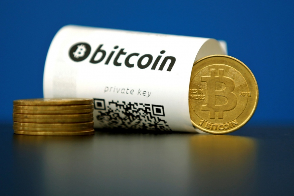 Bitcoin vērtība pārkāpj 900 dolāru atzīmi