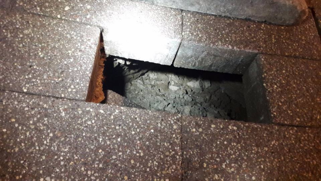Barona ielā zem bruģa radies iegruvums