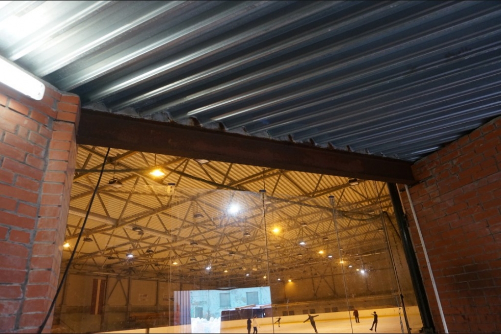 Būveksperti: Daugavas stadiona ledus halli nedrīkst izmantot konstrukciju pārslodzes dēļ