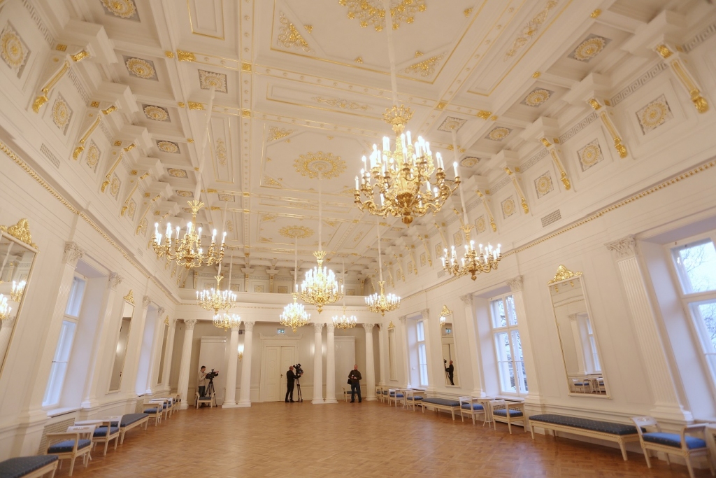 Papildināta ar foto: Rīgas pilī applūduši Baltās zāles griesti