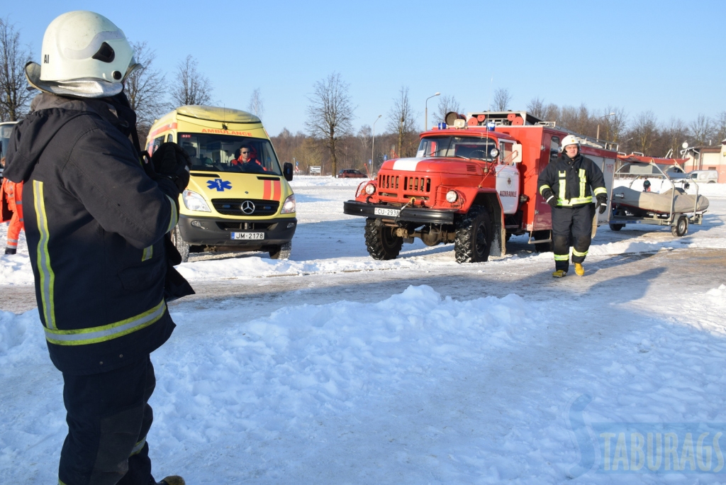 Ugunsdzēsēji saņem izsaukumu, ka Aizkraukles dīķa ledū ielūzis cilvēks