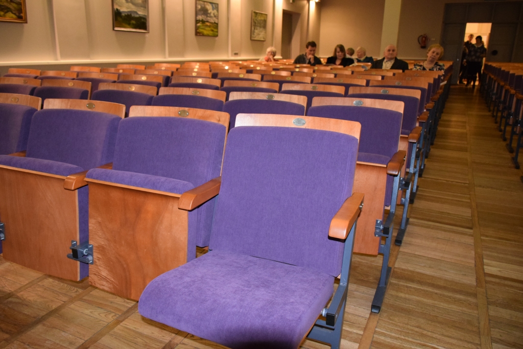 Jauni krēsli skatītājiem