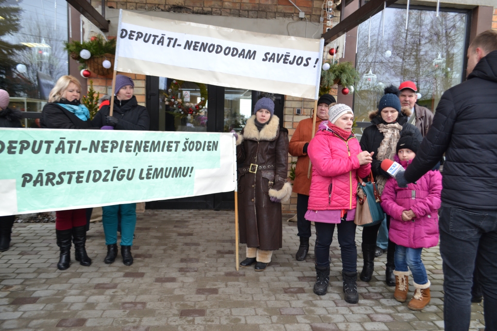 Vecbebros būs tikai tālmācības programmas