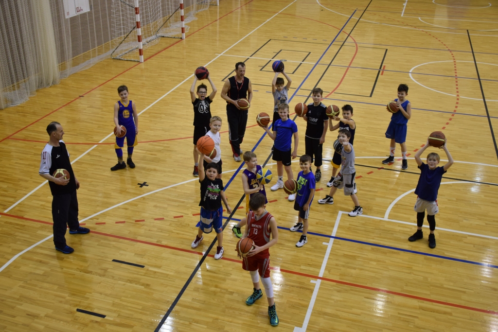 Arī mazākie aicināti spēlēt basketbolu