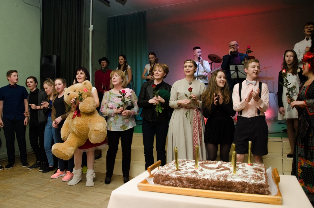 Dziesmotā jubileja  vieno skolotājus un skolēnus