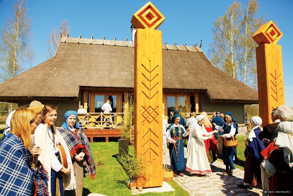 Atklāj Lokstenes svētnīcu