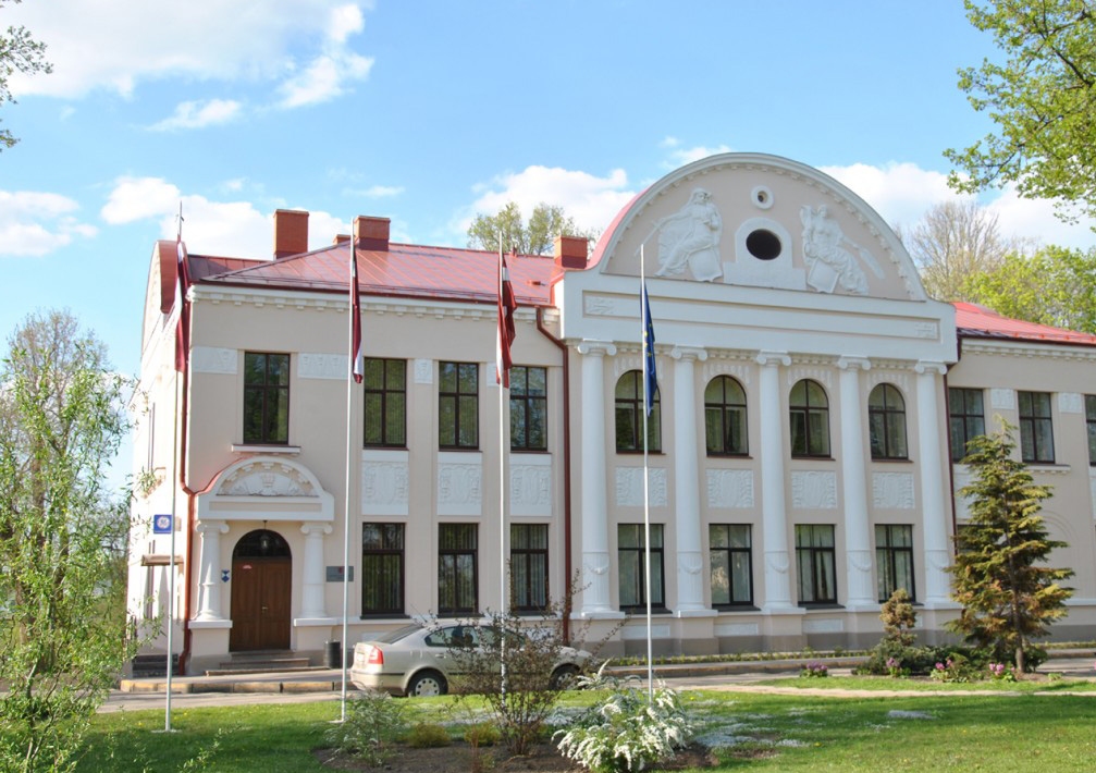 "Tautas panorāmā" jaunjelgavietis citam jaunjelgavietim: "Jūs viņiem cūkas speķi atvedāt, ka tirgu jums dod?"