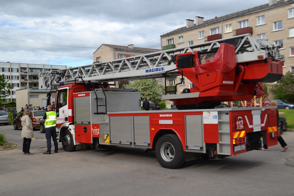 Aizkrauklē, Lāčplēša ielā 13,  sāk svilt elektrības vadi