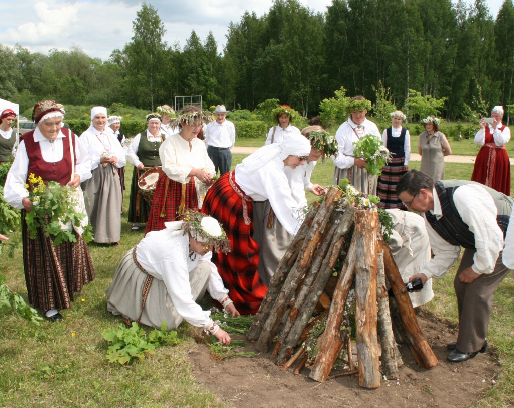 Priecīgus Līgo svētkus!