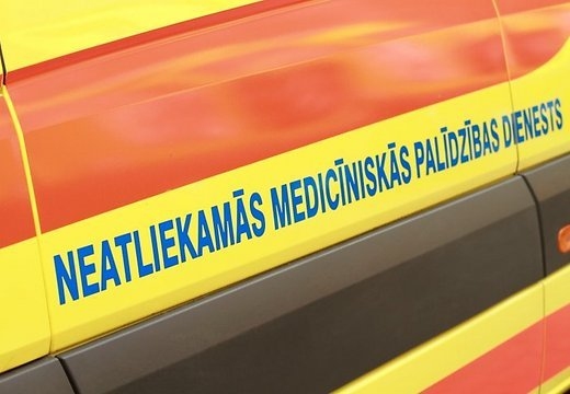 Vīrietis paklūp un uzkrīt uz naža