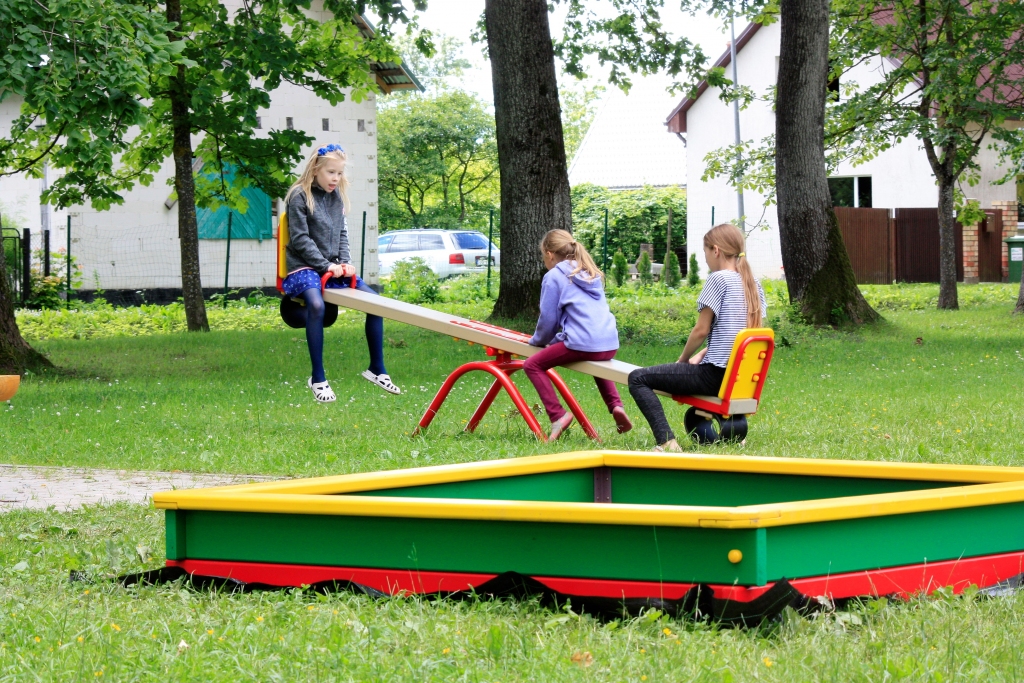Uzlabo rotaļu laukumus