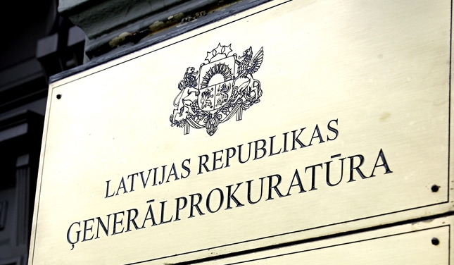 Aptuveni 150 piketētāju pie Ģenerālprokuratūras ar skaļiem saukļiem pieprasa Kalnmeiera atkāpšanos