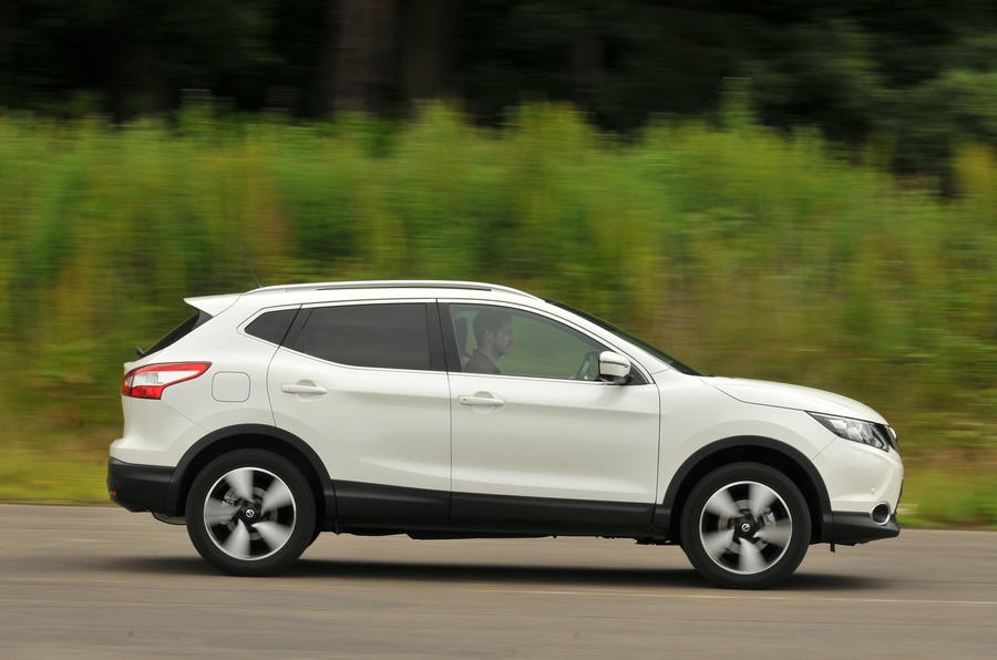 Ar Nissan Qashqai notriec stirnu