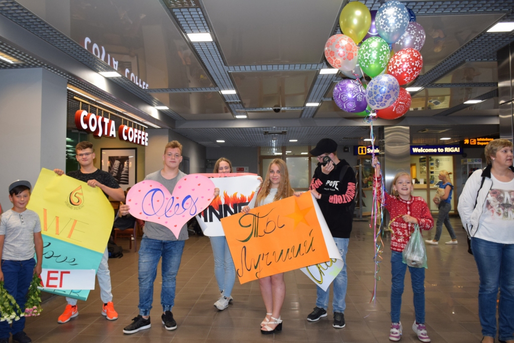 Aizkrauklieši lidostā sagaida pasaules vicečempionu Oļegu Kozjakovu