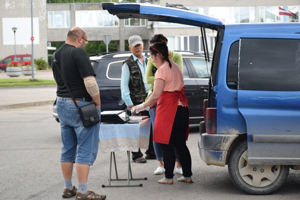 “Braucu garām, biju šokā — ja nu uz desām un gaļas kāda muša izdēs oliņas?”