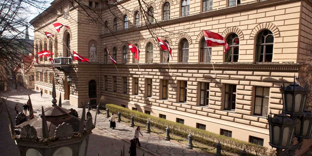 Saeima pieņem nākamgad iecerēto nodokļu reformu