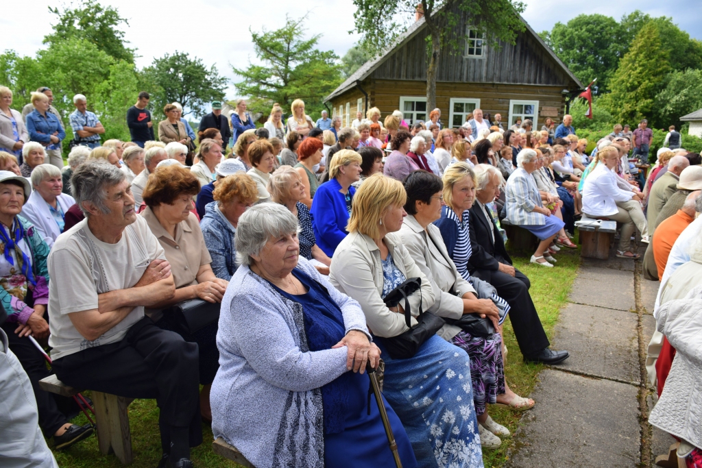 Nacionālā teātra pārstāvji Vallē saņem prēmijas
