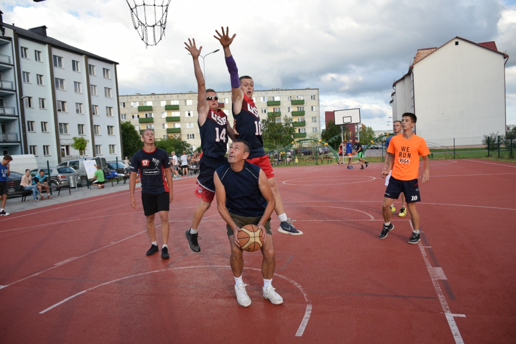 Strītbola čempionātā iezīmējas stabili līderi