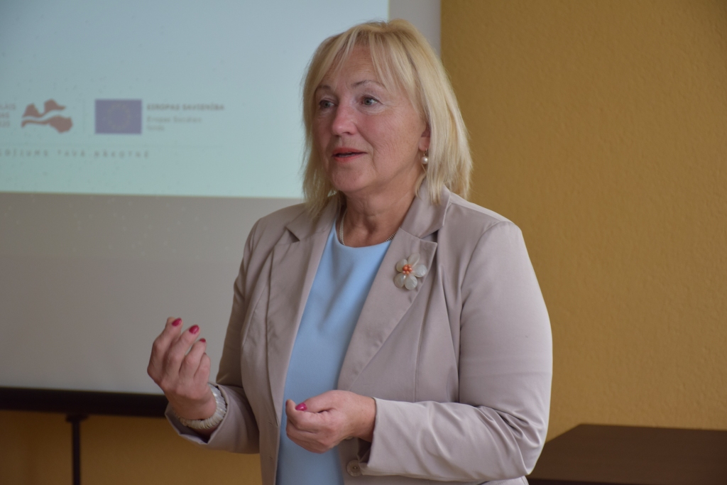 Meitene balerīnas svārkos augstu gaisā